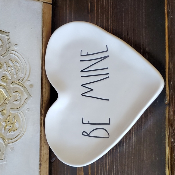 🇱🇷NWT Rae Dunn "BE MINE" plate - Picture 1 of 1